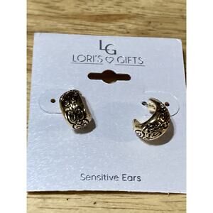 NWT LG Lori’s Gifts Gold Tone Small Semi Hoop sensitive ear Earrings